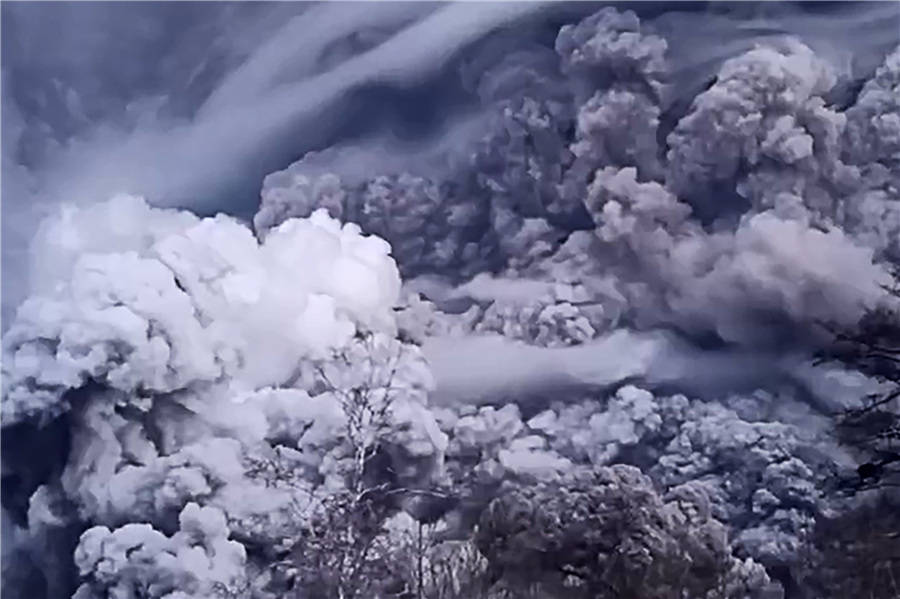 俄罗斯堪察加半岛希韦卢奇火山喷发 周边遭火山灰覆盖