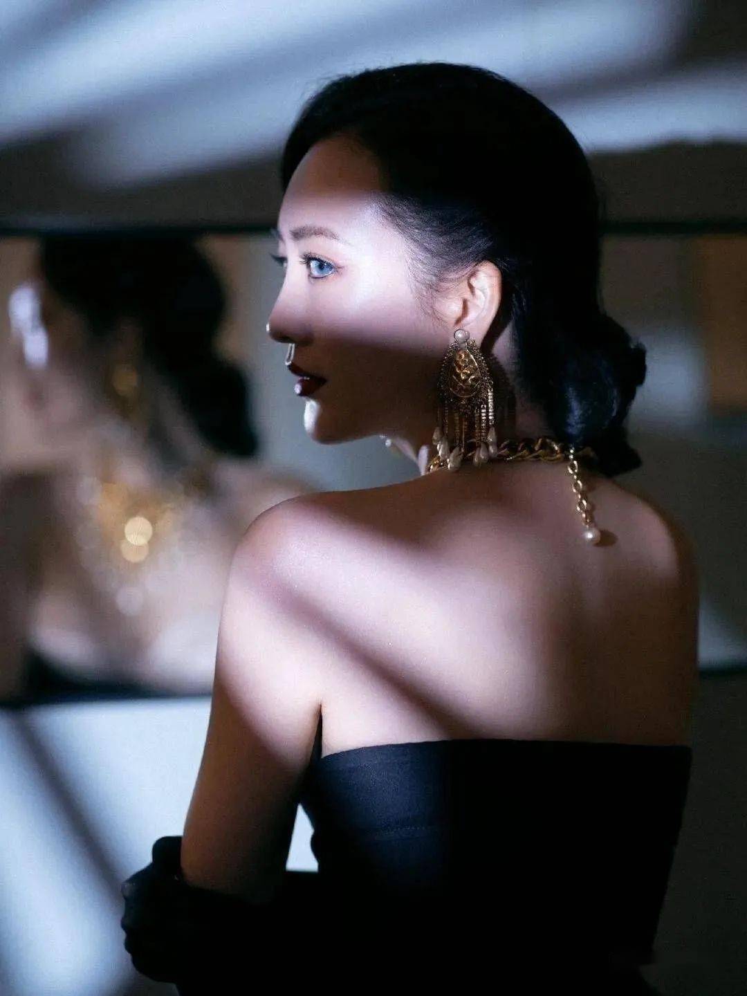 王鸥的女人味一般人顶不住,40岁内衣外穿,前凸后翘身材真好_表演_生活