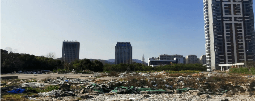 地块位于苍南县县城新区站前大道以东,沪山路以南,建兴小区以西,建兴