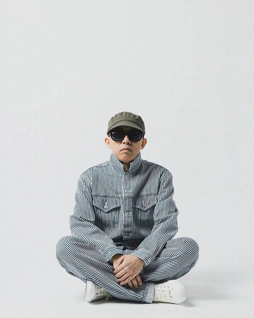 拥有众多头衔,包括 bape 前主理人,human made 主理人,kenzo 艺术总监