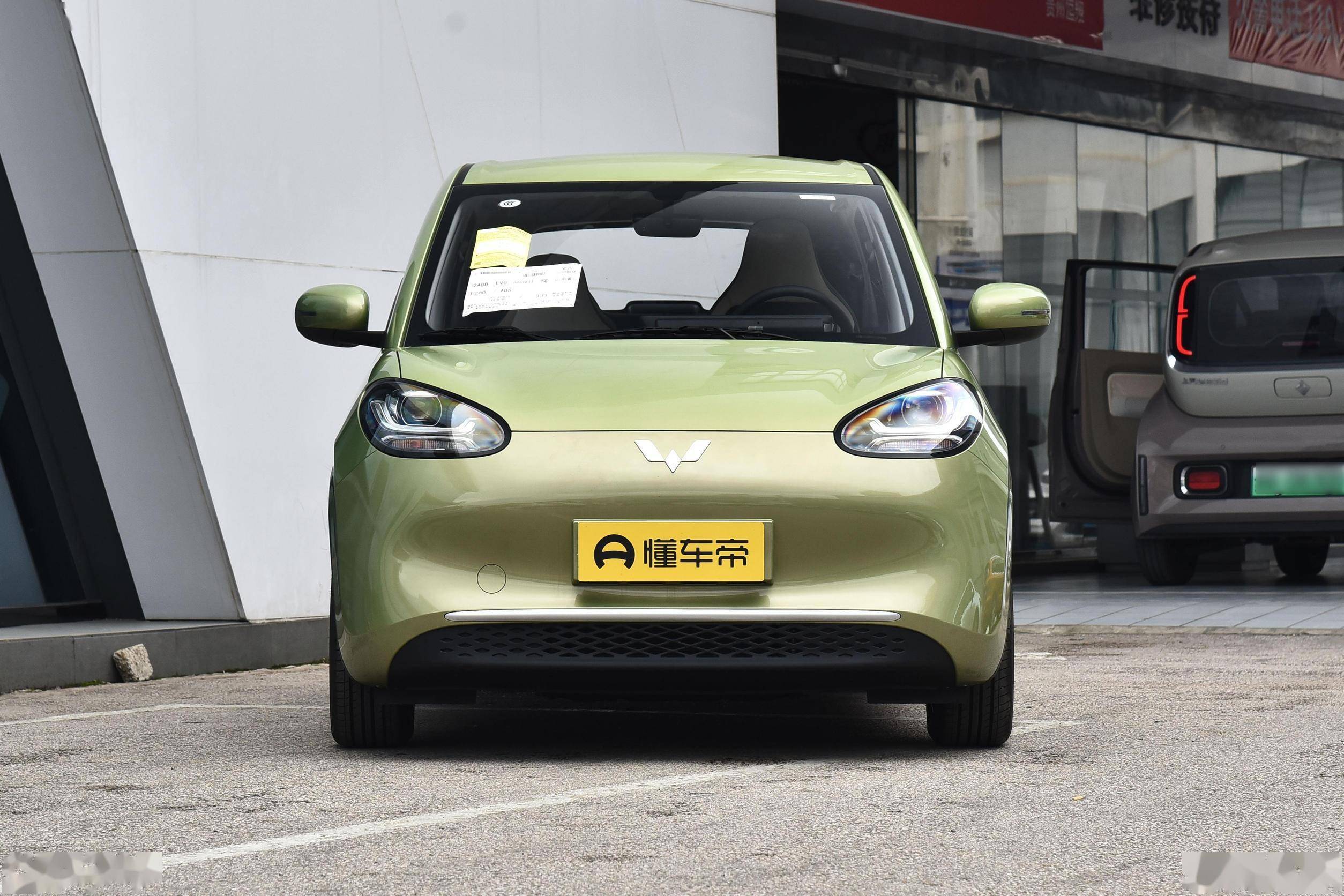 售价方面,五菱缤果作为一款5门4座纯电动车,共推出5款车型,厂商指导价