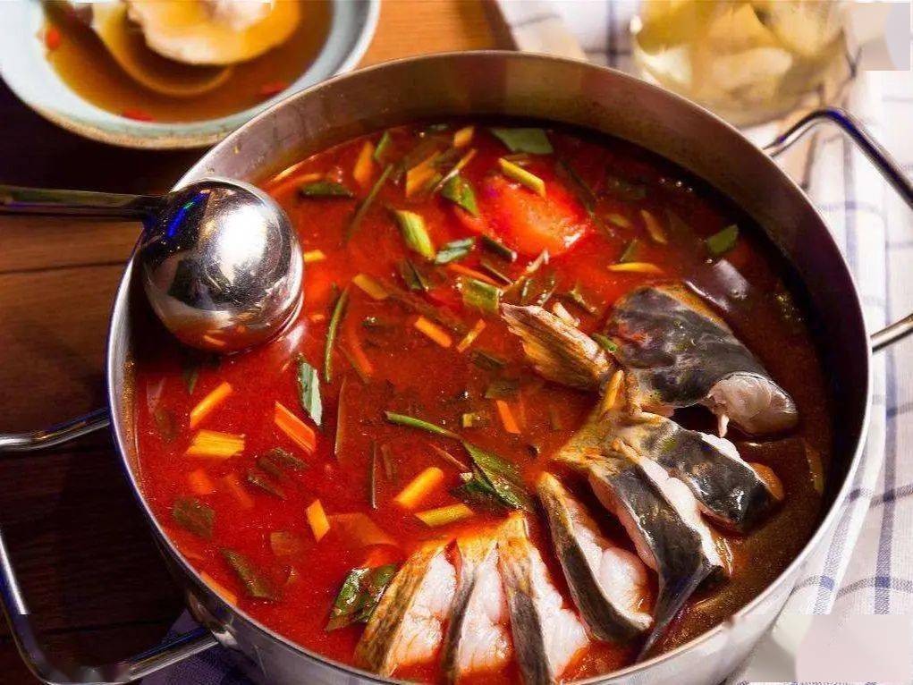 红色酸汤由番茄发酵而成,鱼肉则采用新鲜的乌江鱼