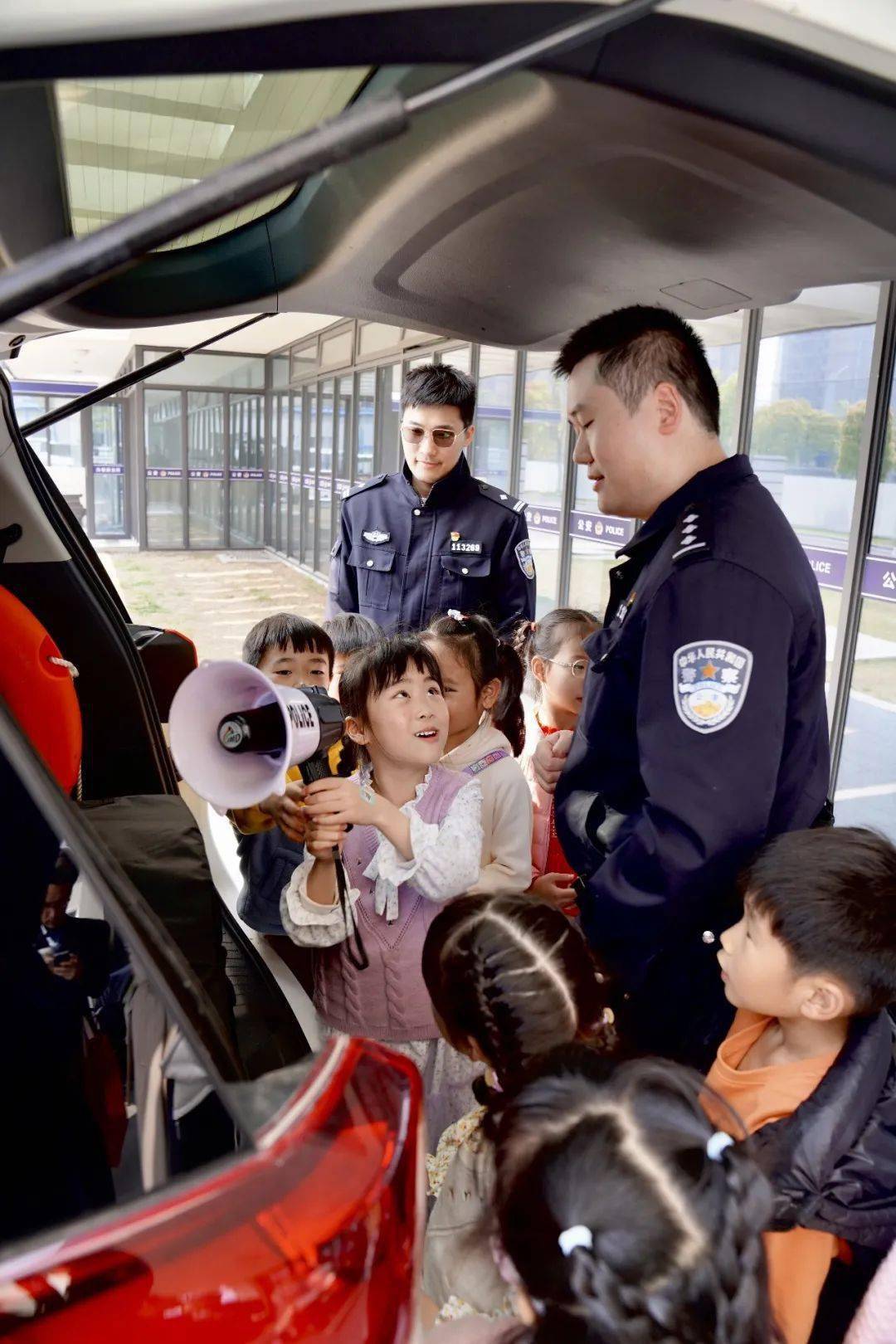 坏人抓小孩上车图片