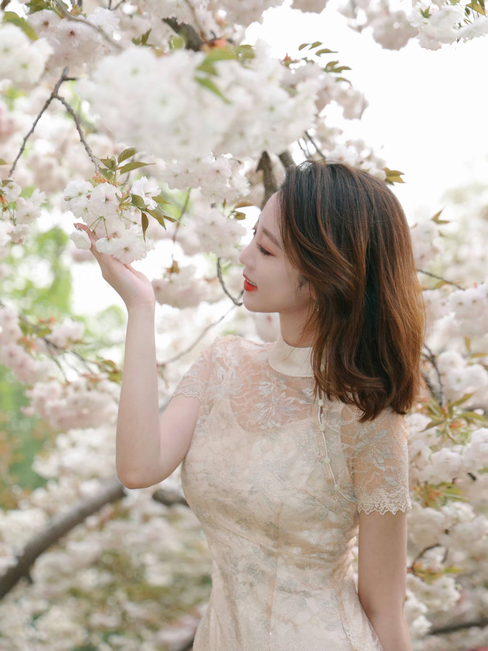 央视新闻主播余露莹:不负春光,工作之余到公园赏花,人比花还娇_频道