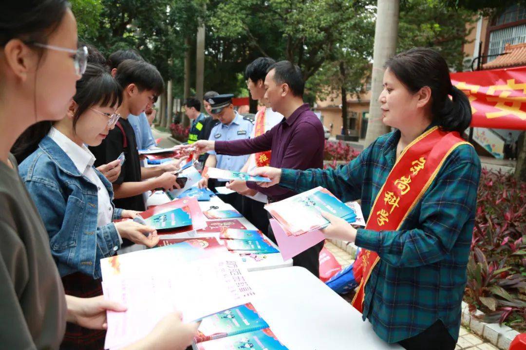 4月14日,西鄉區塘區委政法委聯合廣西大學,廣西民族大學等轄區高校,在