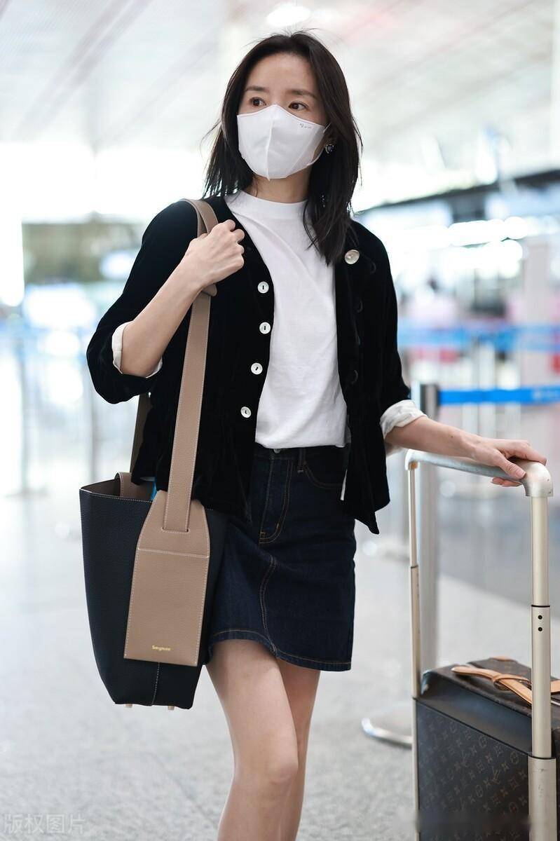 街拍:董洁针织开衫 牛仔半裙优雅时尚_机场_北京