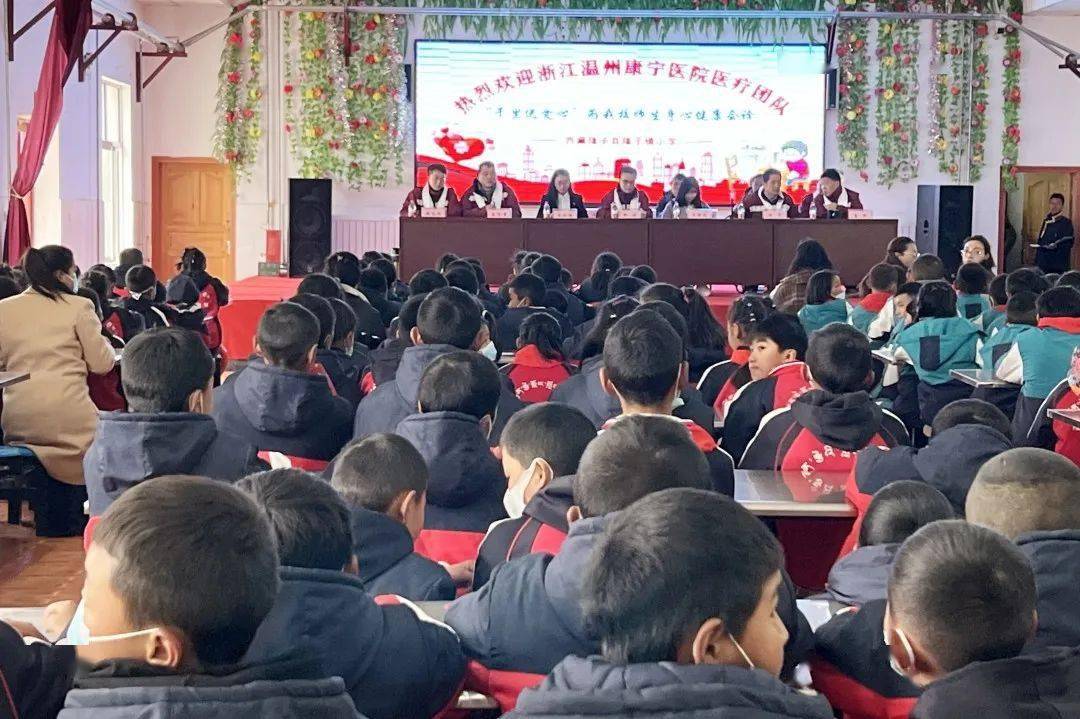 结束隆子县小学的活动已经是晚上七点多钟,为趁天亮通过几座高山,医疗