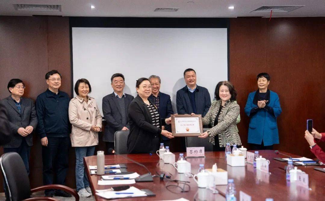 赵鹏理与徐华明共同为"江苏省妇女儿童福利基金会·长三角公益合作