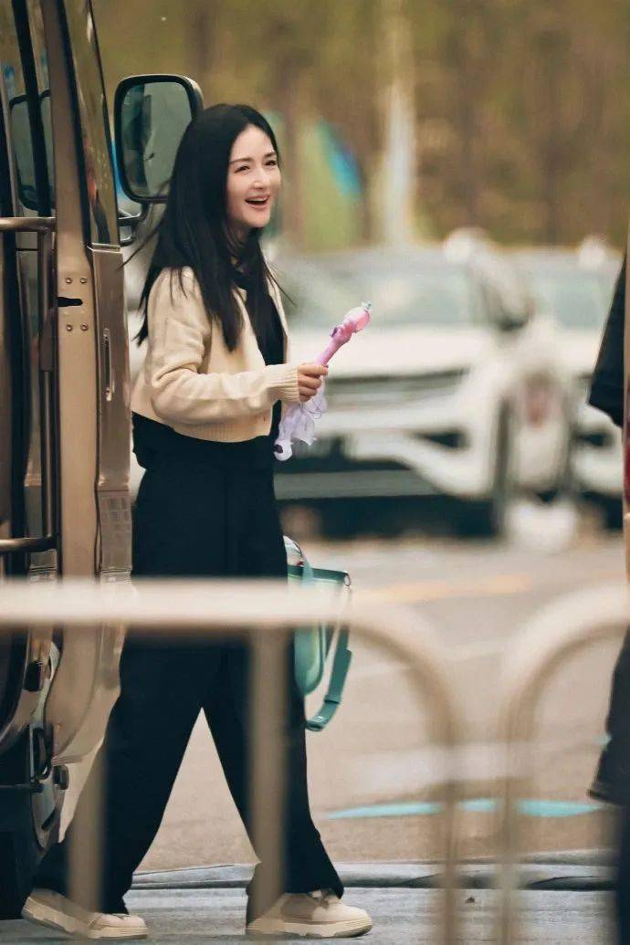 二胎产后近照曝光,全网炸了:离开快本后,她怎么活成了这样……_张杰