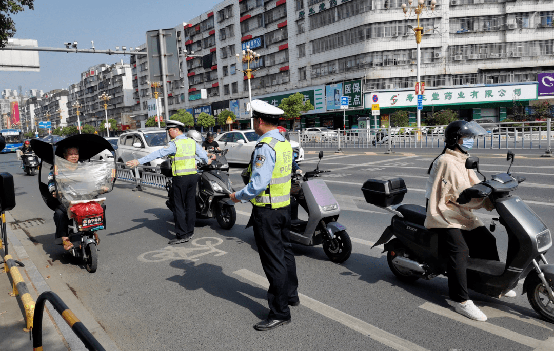 普宁交警在市区重点路口持续开展"摩电"交通违法行为整治行动_超载