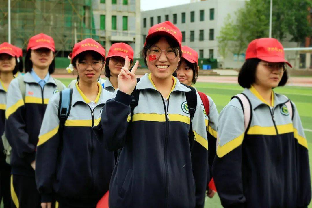 青春向党 筑梦前行——河北内丘中学组织开展2023届春季远足活动_高三
