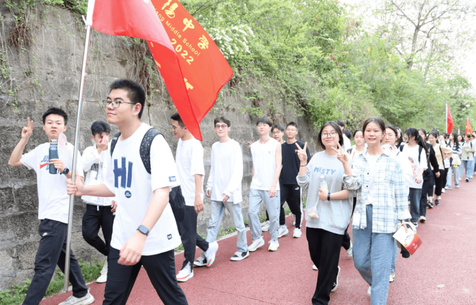 云阳中学高三师生徒步环湖绿道~_活动_两江_高考