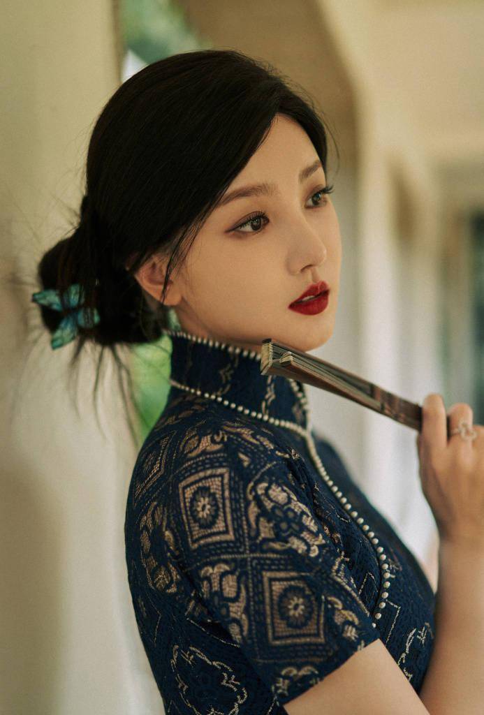 陈小纭分享旗袍写真 温婉优雅极具古典气质_造型_账号_形象