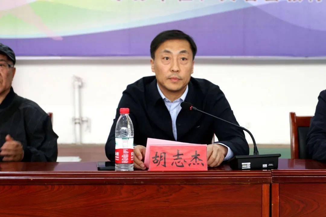 开幕式由县教工委书记,教育体育局党组书记,局长胡志杰主持市太极拳