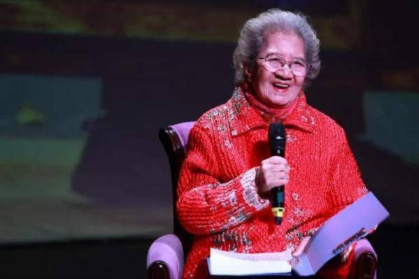 94岁“国民奶奶”，获白玉兰戏剧奖特殊贡献奖 