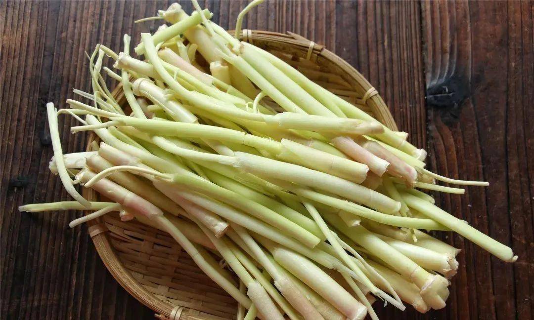 这菜正鲜美,不花钱但有耐心才吃得到,随手一炒清甜脆嫩_蒿笋_茭白