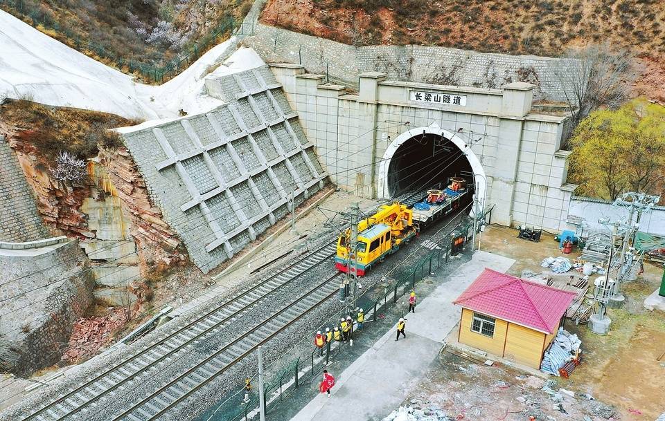 据了解,长梁山隧道是朔黄铁路沿线最长隧道,全长1278公里(阮洋