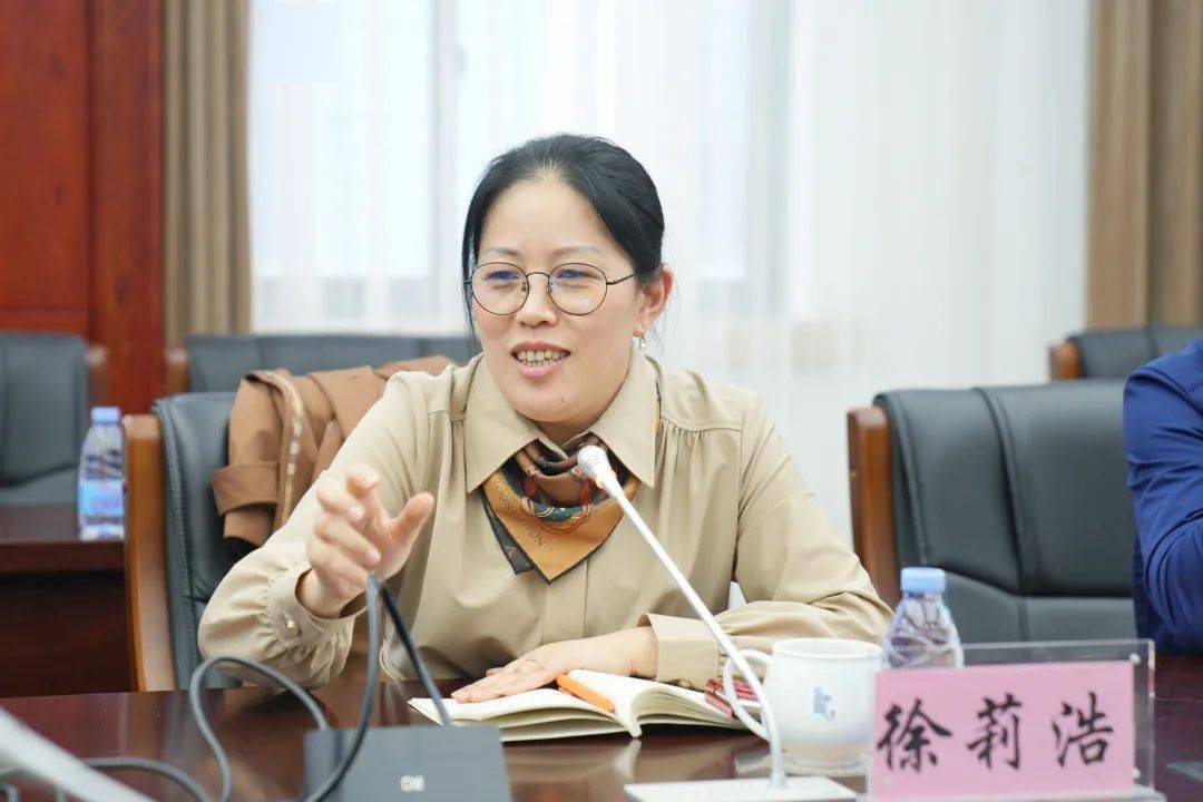 区教育学院党总支书记徐莉浩对纪明泽院长的莅临指导表示了感谢,围绕"