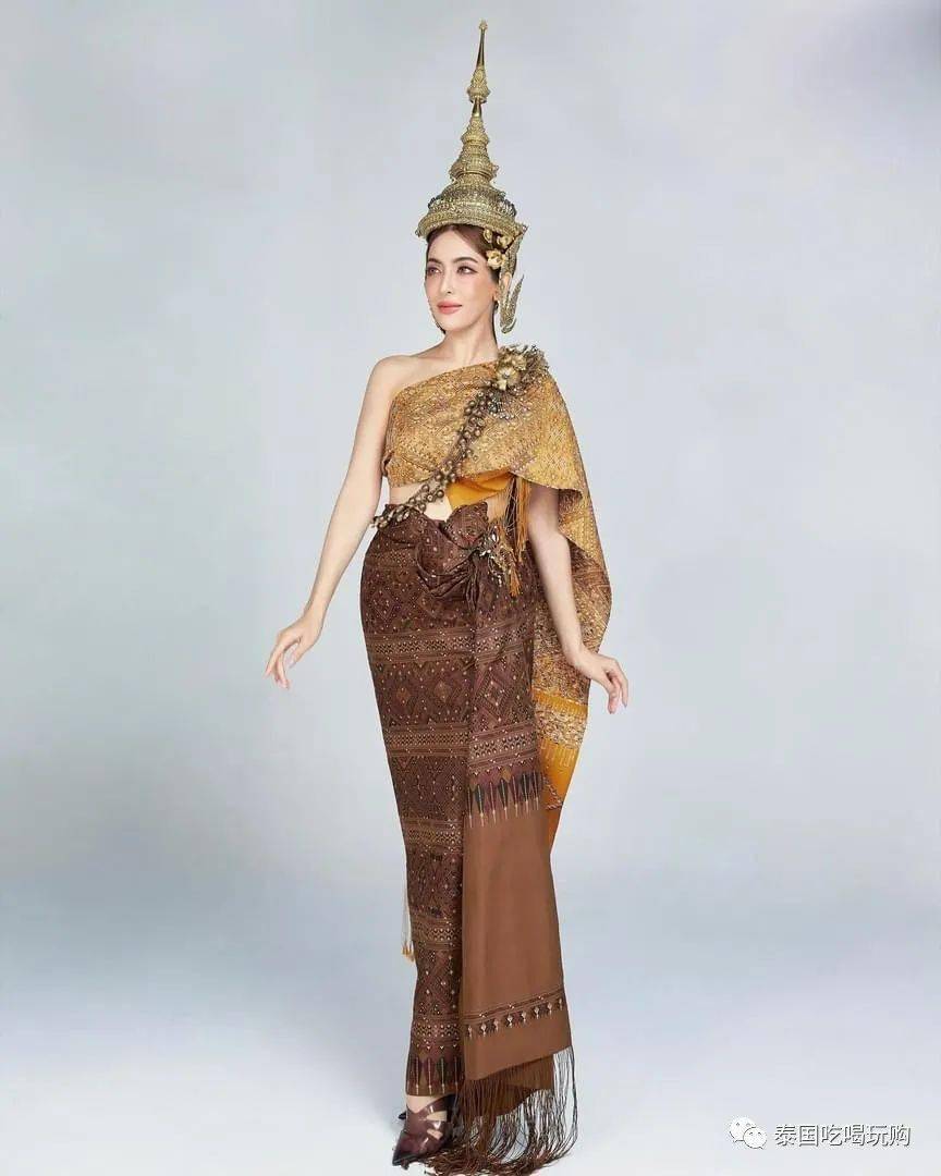 jaan早在3月31日,泰星jakjaan就抢先一步穿上泰国传统服饰变身宋干