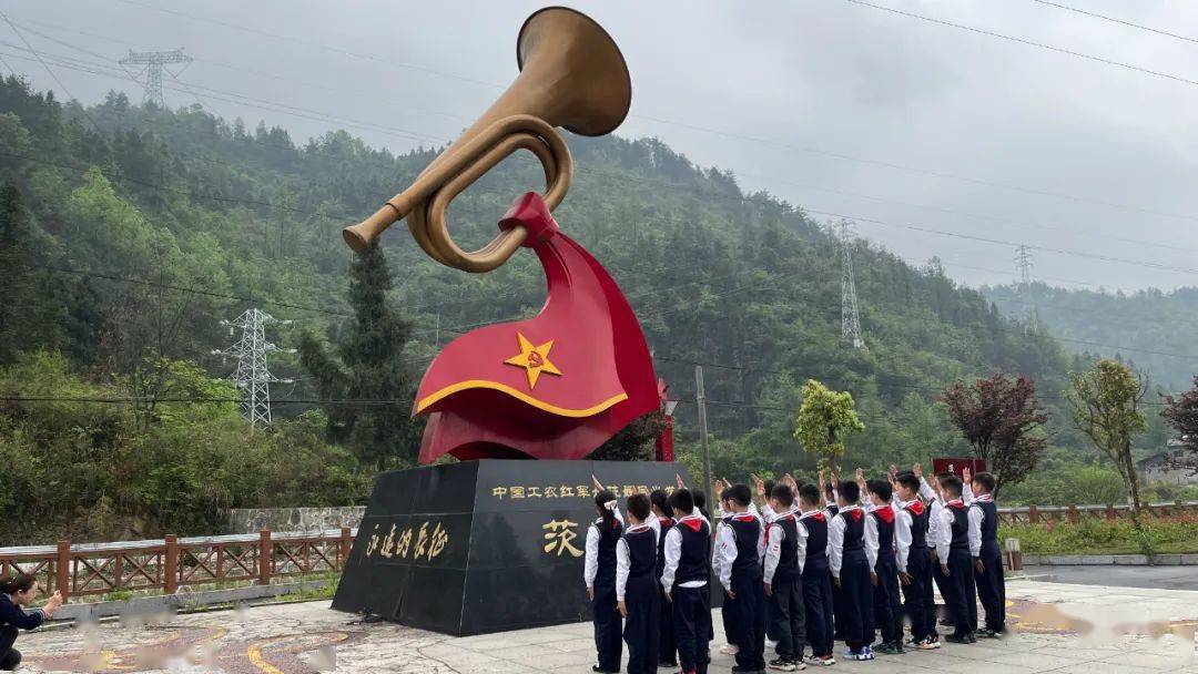 看,一支向天的冲锋号在山谷之间仿佛吹响最强有力的集结令!