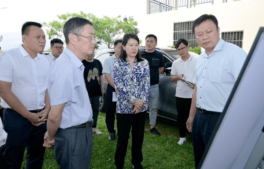 潘国华到吉阳区巡河并调研美丽乡村建设_三亚_污水_情况