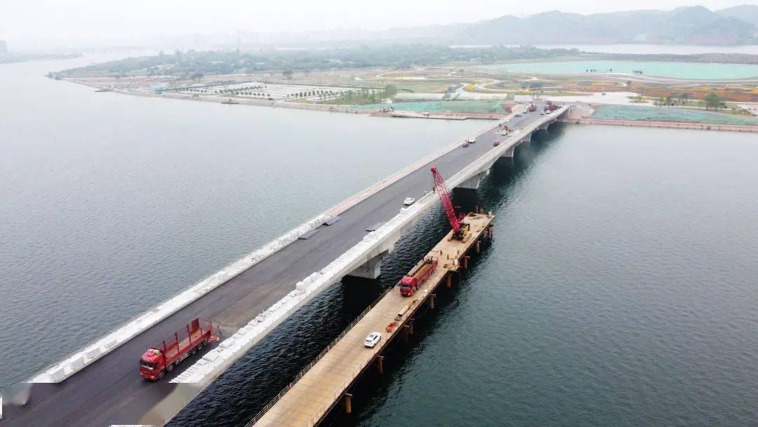 目前,该项目已完成油面铺设施工,正在抢抓伸缩缝,防撞护栏,人行道铺装