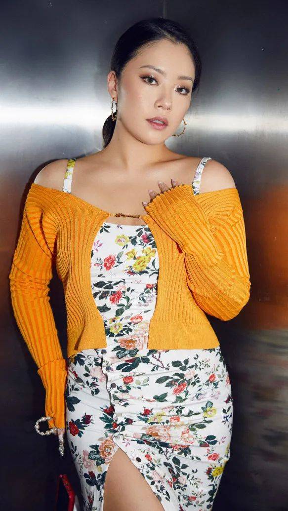 王菊身材登热搜,是热议话题更是微胖女孩的自信展现!