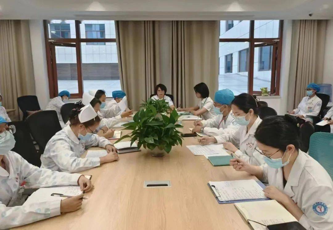 骨科交班毛文华副院长在急诊外科交班王顺梅副院长在肾病血液科交班潘