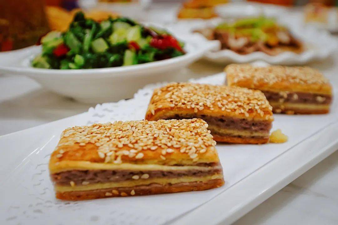 羊杂碎,配有七八种面点,十多样小菜,再来一杯八宝茶而深受当地百