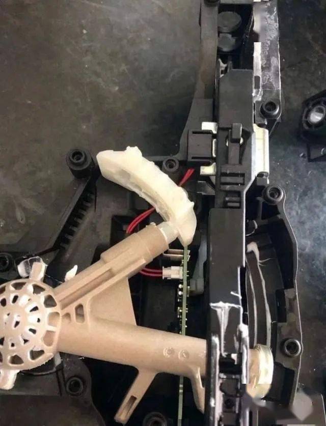 自己diy新款宝马x1更换档把弹簧 解决"停车时应施加驻车制动"故障