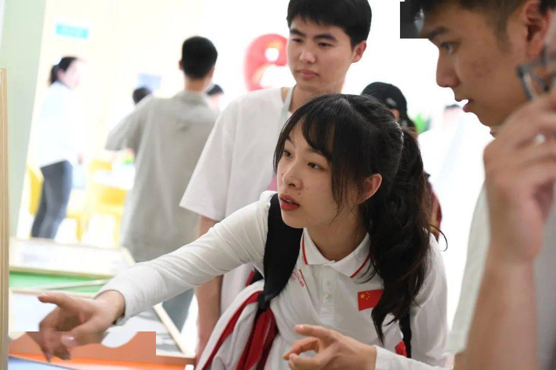 2022年世界技能大赛特别赛时装项目金牌选手湖南工艺美术职业学院董青