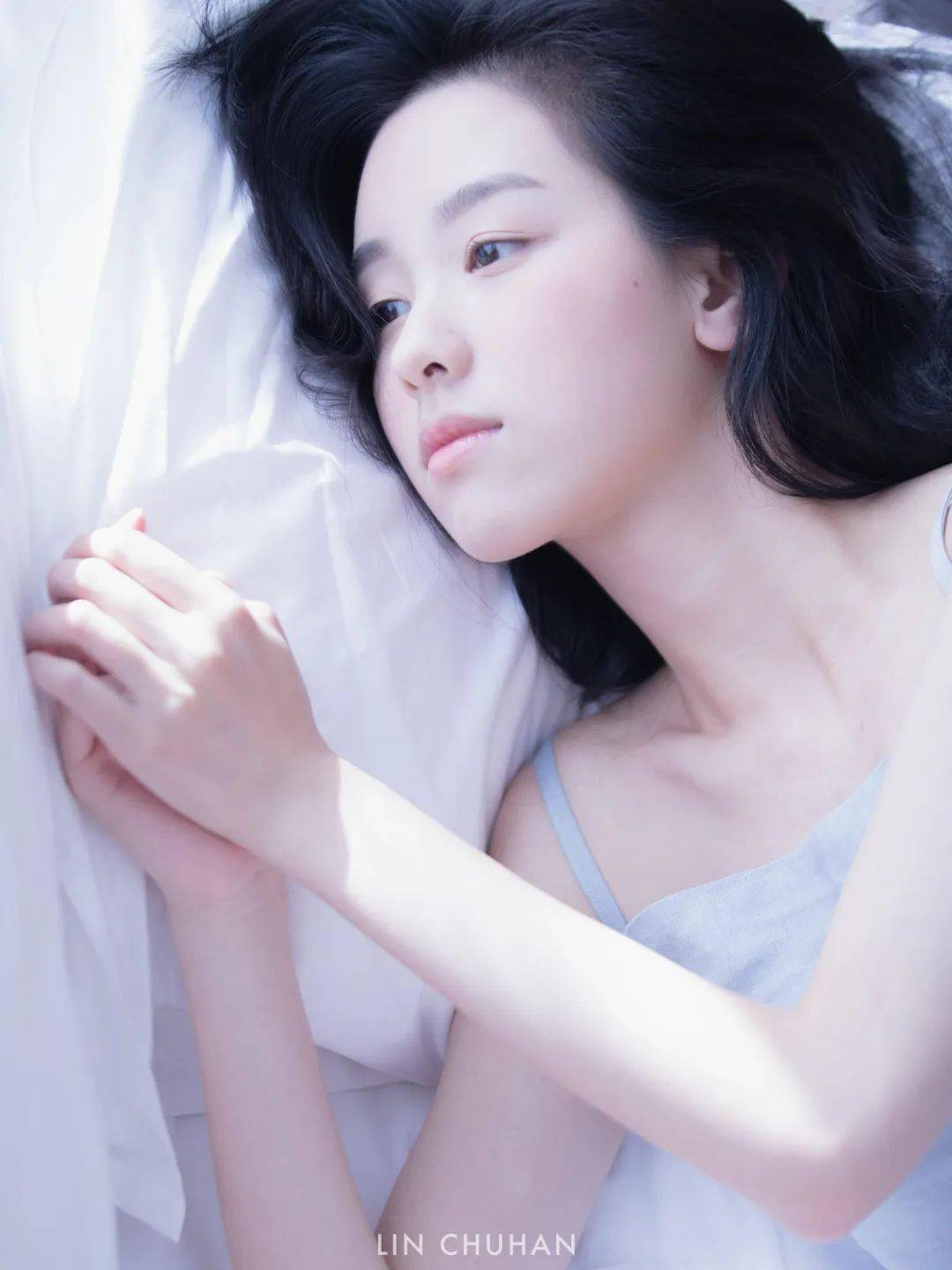 就是以低饱和的蓝白调像林初寒给陈都灵拍摄的这一组写真摄影:林初寒