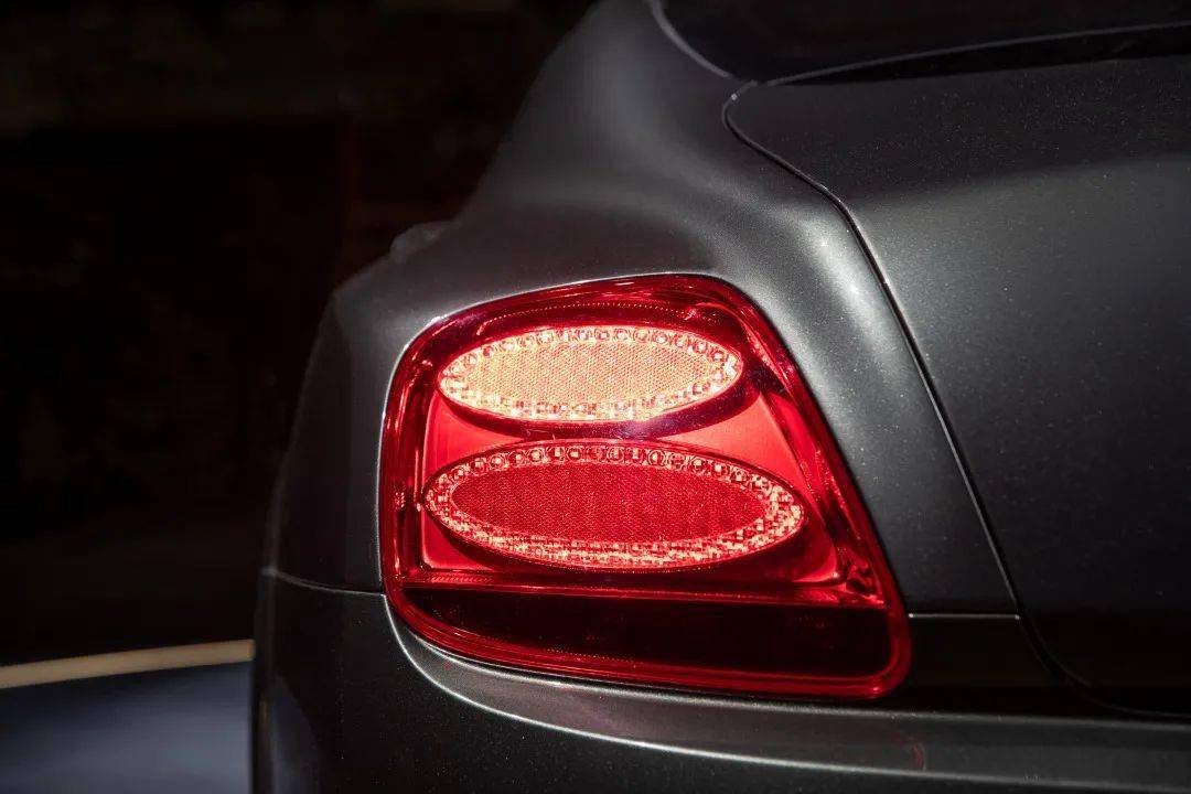 2003年,首台量产欧陆gt在英国克鲁的宾利工厂下线,vin码为20001,车身