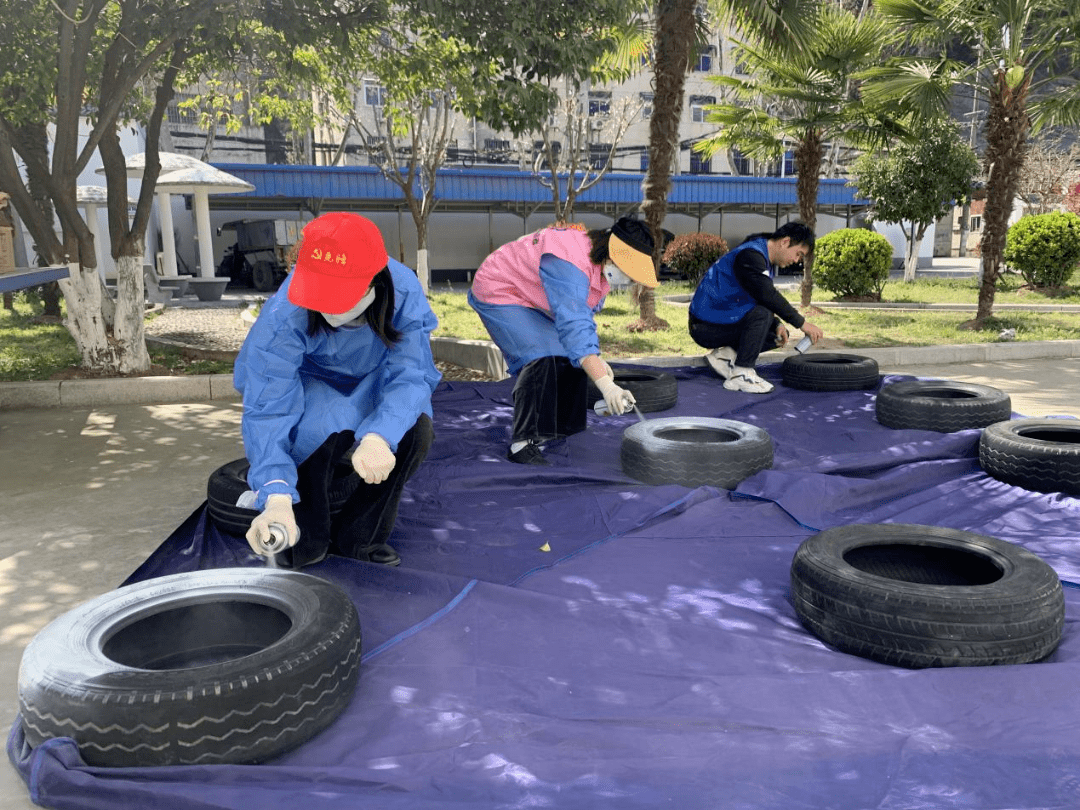 龙潭街道：旧轮胎变废为宝 树新风扮靓家园谈球吧体育(图1)