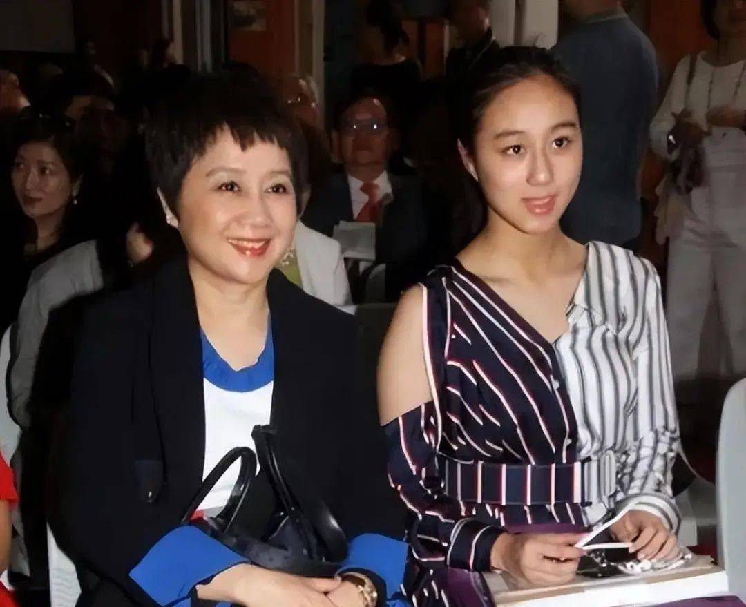 "赌王四太"梁安琪笑称:让小女儿学投资用的_何超欣_何超莲_生活