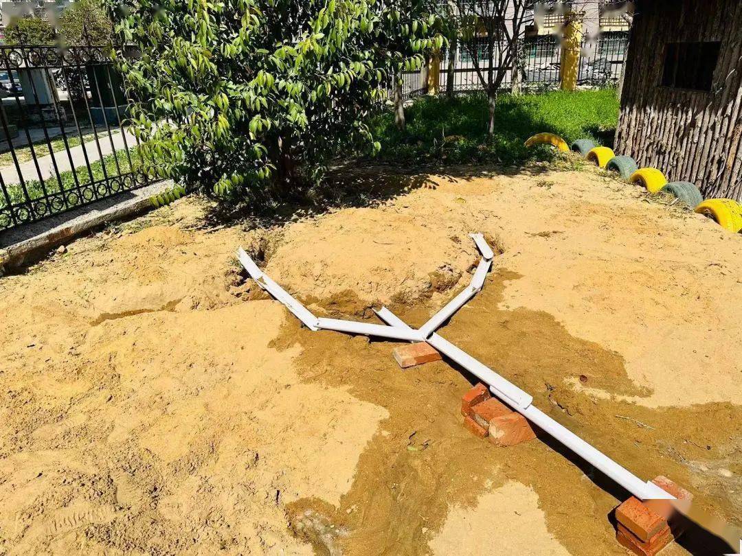 班级动态】东风路幼儿园课程故事——沙池里的"绿洲"_游戏_大树_水管