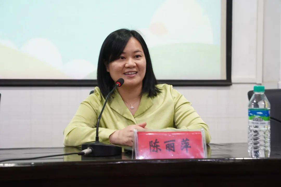 4月16日,邀请陈丽萍老师来到定南实验学校开展心理健康知识讲座.