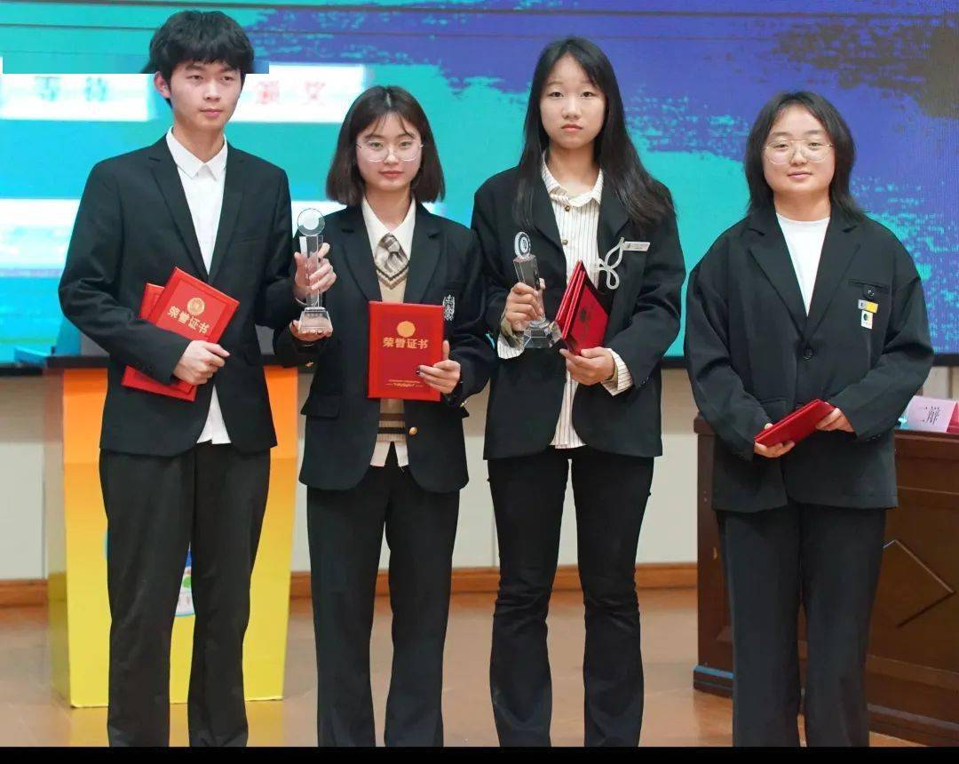 {亚军队伍}{季军队伍}稿件来源:社团工作中心实习小编:冯雨欢 王欣娅