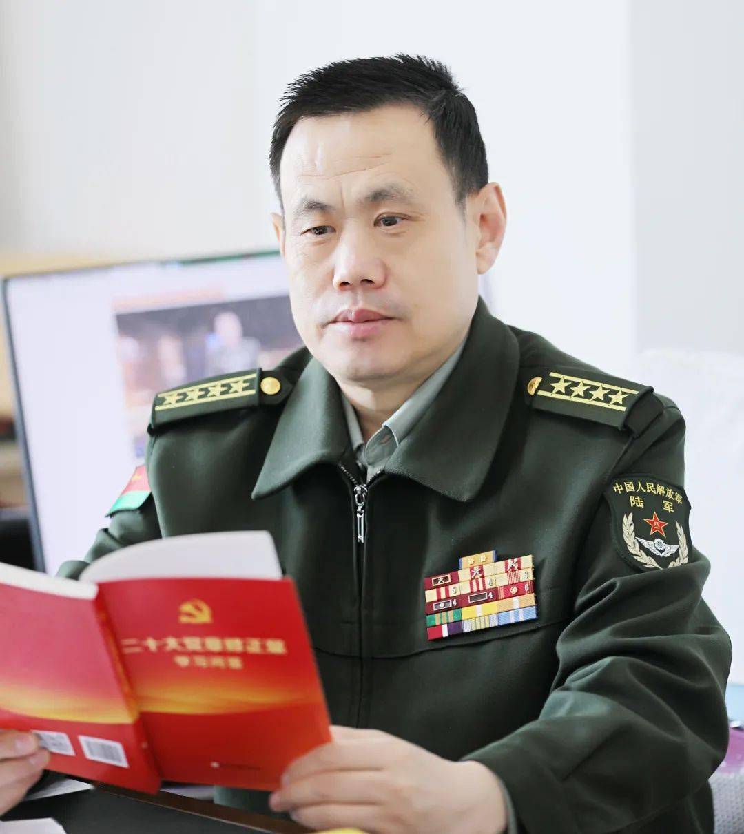 张国平,陆军参谋部军事职业教育中心教授,专业技术大校为退役军人平稳