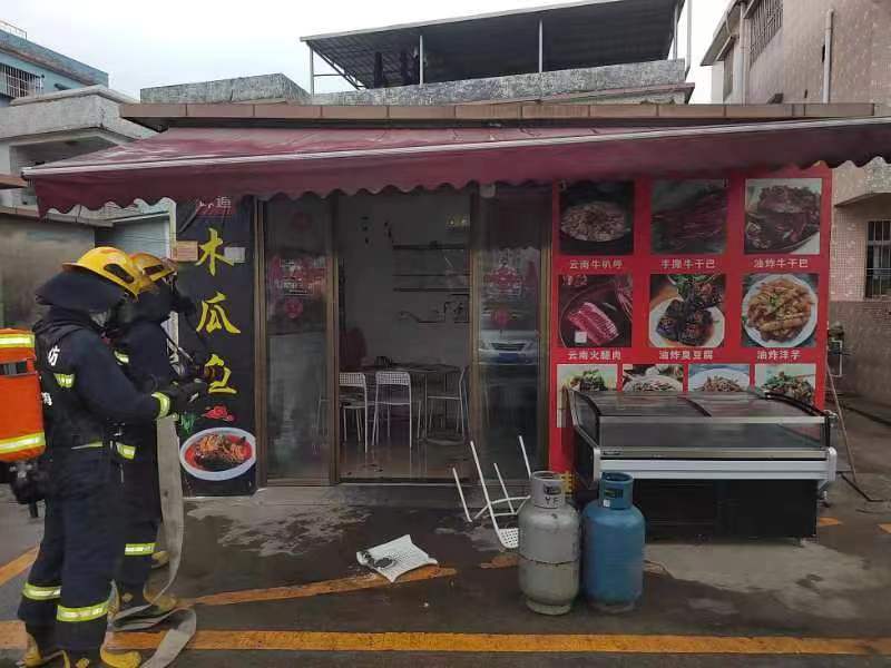 到場後,經勘查發現現場是單層自建房改造的餐飲店廚房著火,有爆燃現象