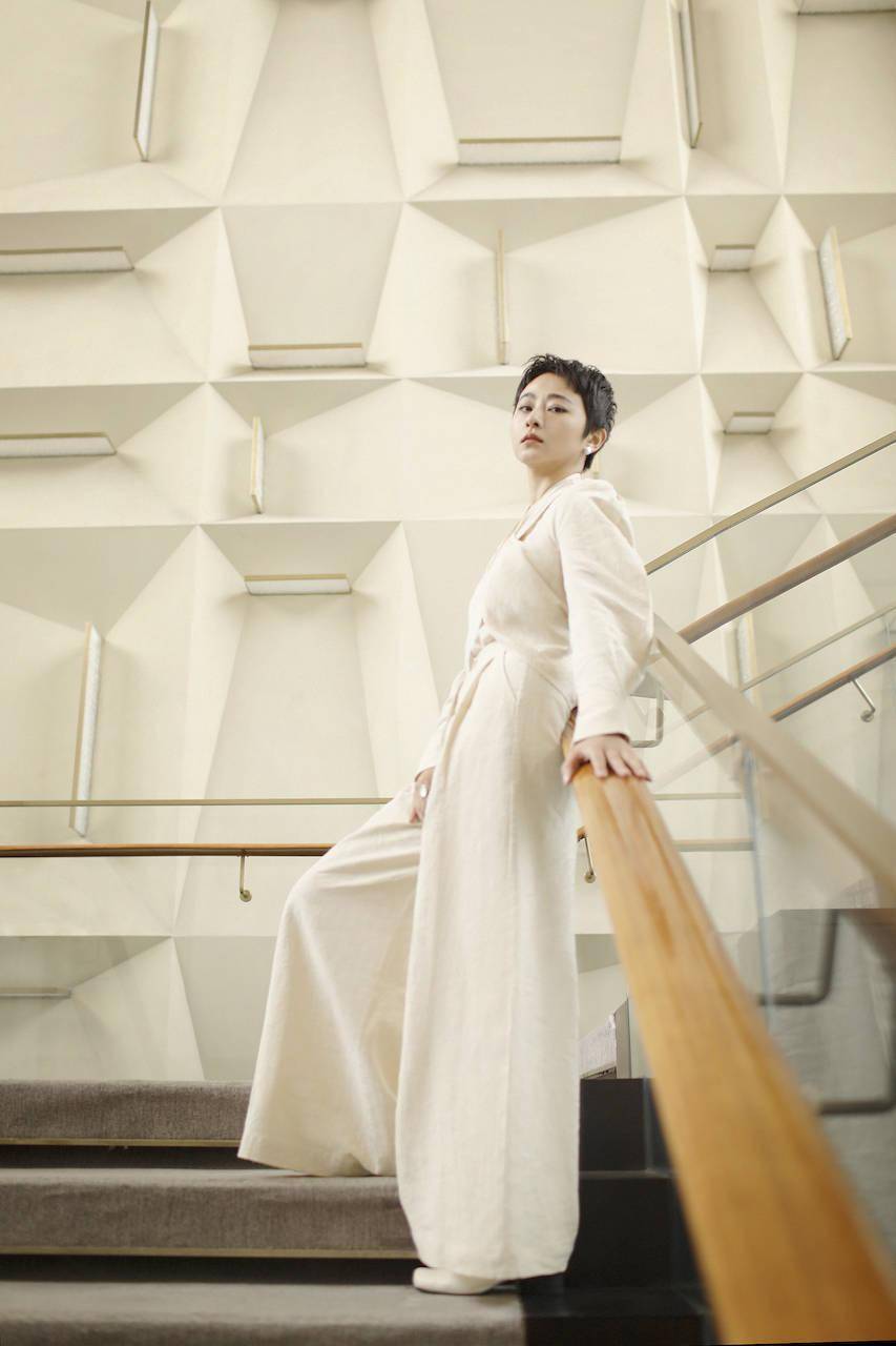 《白塔之光》主演南吉出席13届北影节,优雅亮相红毯裤装轻盈飘逸_电影