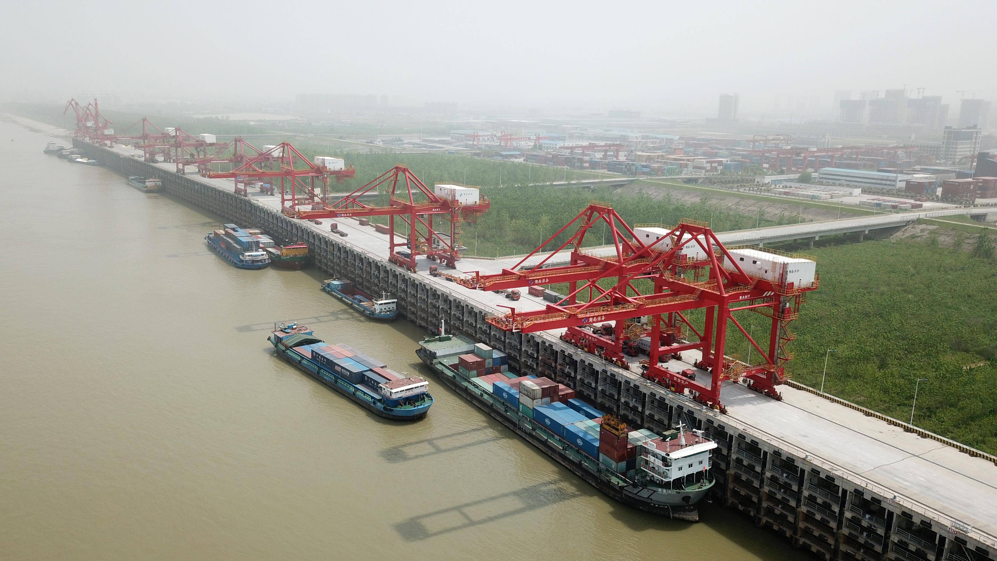 这是4月12日在湖南岳阳拍摄的城陵矶港国际集装箱码头(无人机照片).