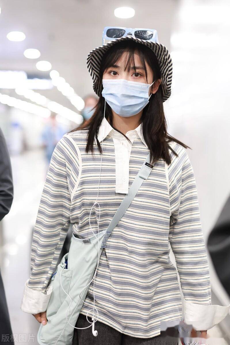 街拍:沈月条纹polo衫 牛仔阔腿裤 渔夫帽可爱邻家_北京_机场