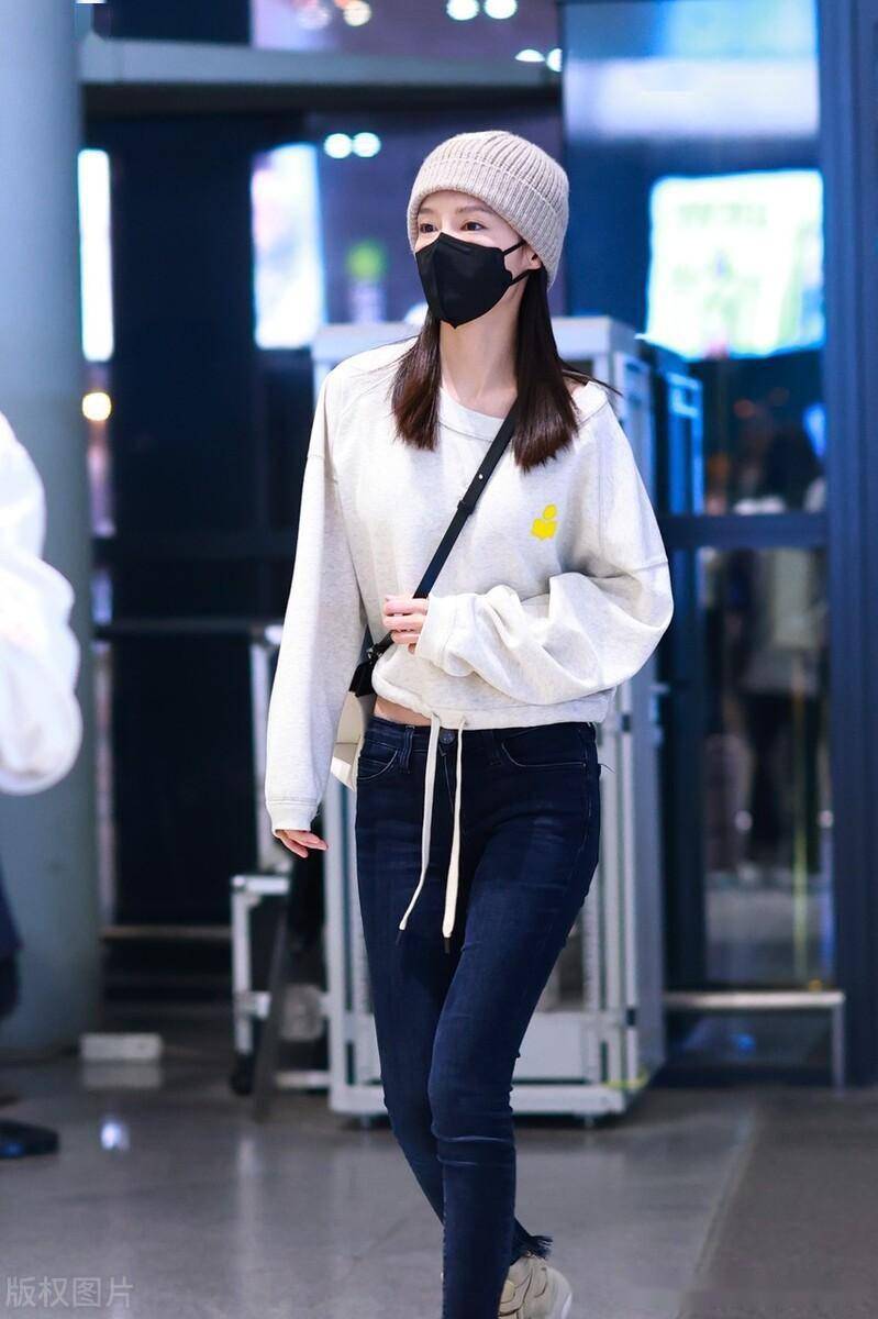 街拍:李沁紧身裤 毛线帽青春朝气_上海_机场_出发