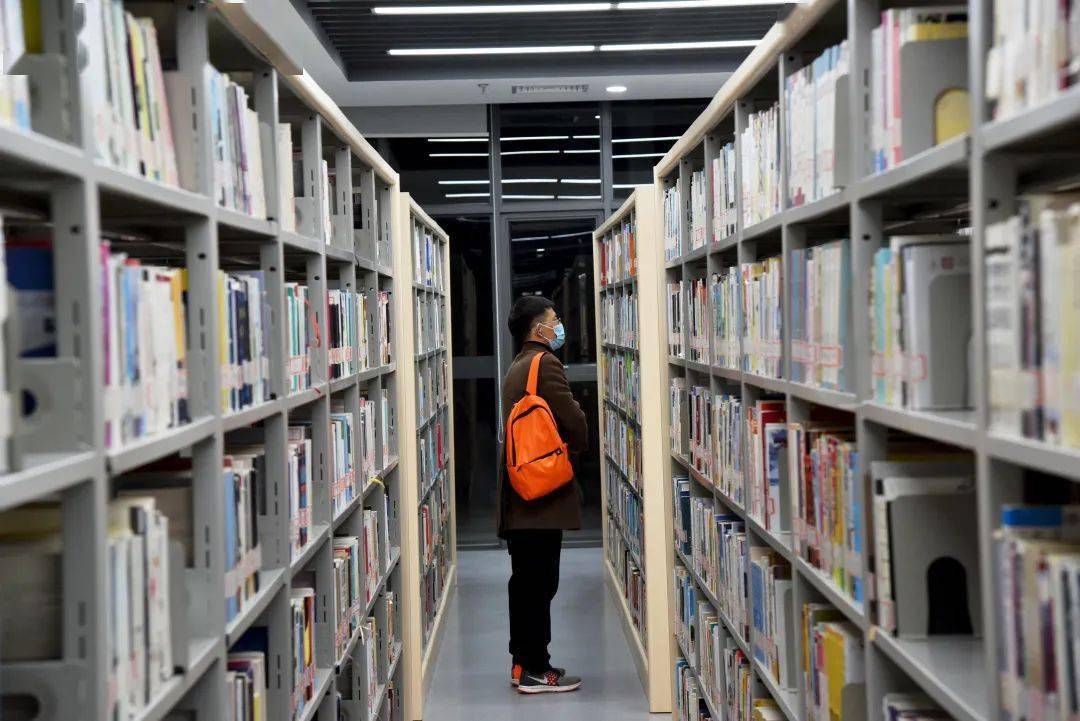 常熟市图书馆位于市中心,与南方夫子言子墓,昭明太子读书台相邻相守