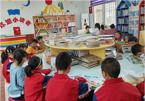 接官亭镇中心小学学生读书场景接官亭镇中心小学开展了"我爱读书演讲