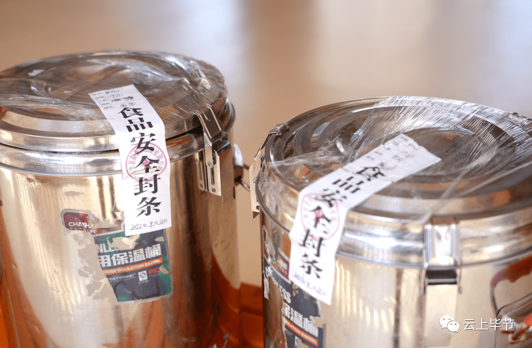 七星关区第二实验学校随机抽取一盒配餐进行留样由学校工作人员到达