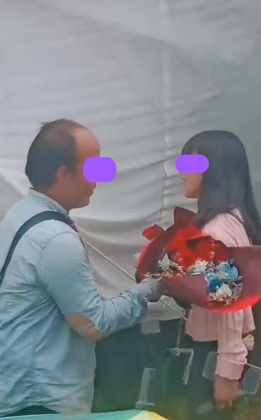 工厂大叔求爱女实习生，手捧鲜花满怀期待，女生一句话让大叔羞愧