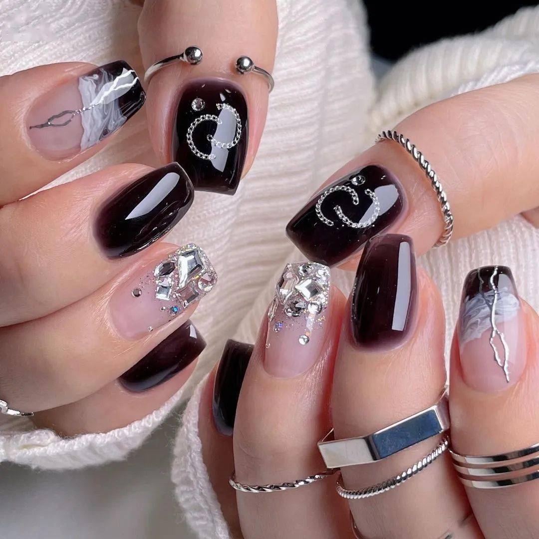本期美甲主题主要以简约日常为主,选用冰透色为主,色彩搭配有纯欲风
