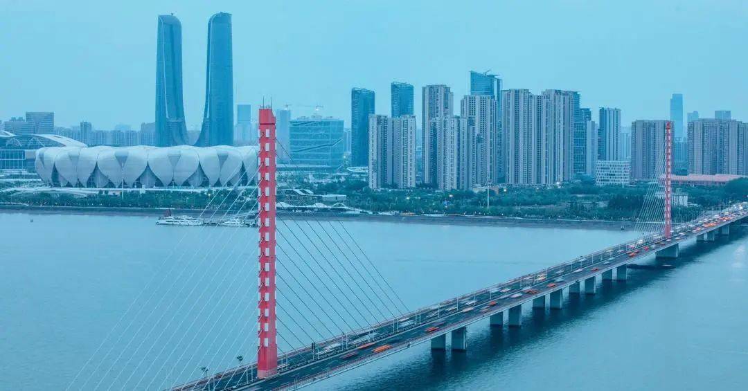 去年3月,龙湖官宣九堡国芳购物中心正式命名为龙湖杭州国芳天街,九堡